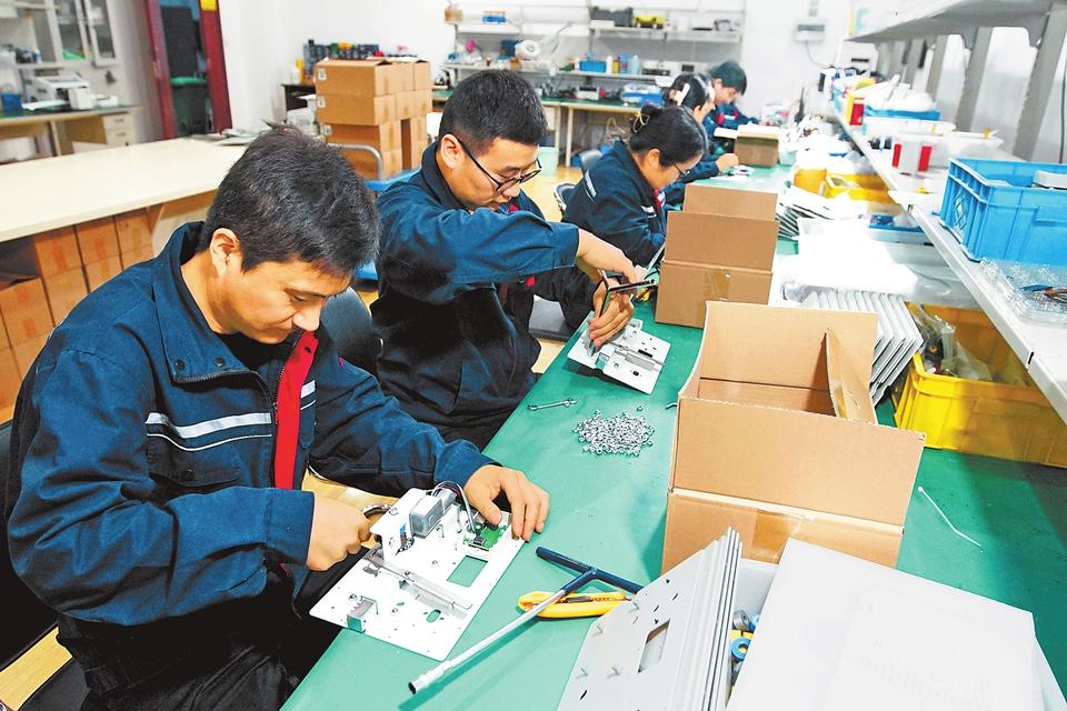 車間匠心 通訊設備裝配中的精準與堅守